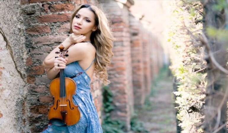 Violonista româncă Rusanda Panfili, în duet cu Andrea Bocelli pe scena Arenei Oradea